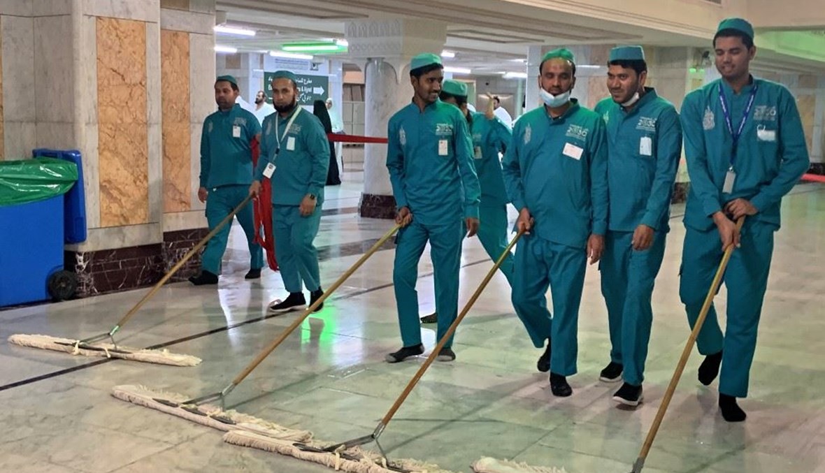عمال نظافة أجانب في السعودية (أ ف ب).