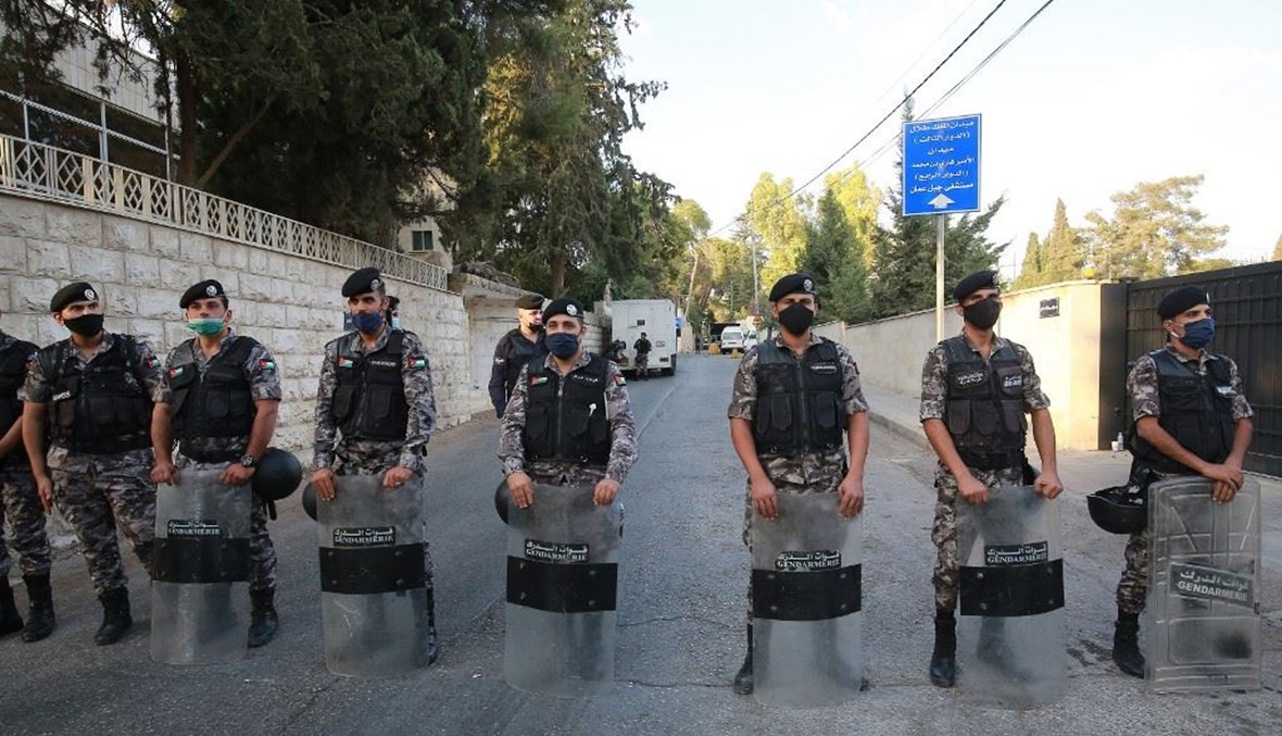 رجال شرطة أردنيون ينتشرون قرب السفارة الفرنسية في عمان أمس.(أ ف ب)