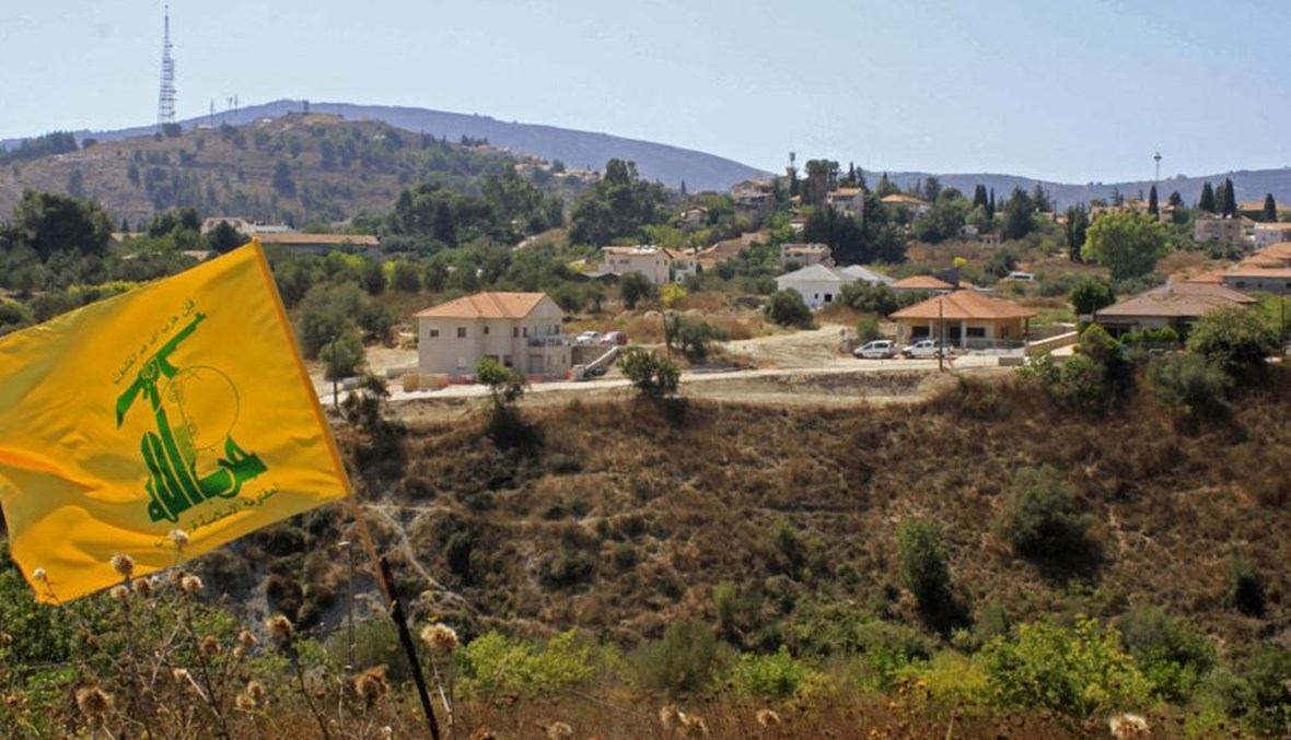 علم "حزب الله" على مقربة من الحدود.