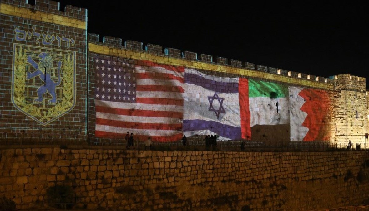 أعلام الإمارات والبحرين وأميركا وإسرائيل في القدس (أ ف ب).