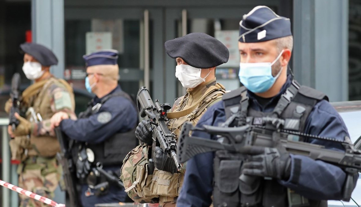 جنود ورجال شرطة فرنسيون في موقع الهجوم في نيس (29 ت1 2020، أ ف ب). 