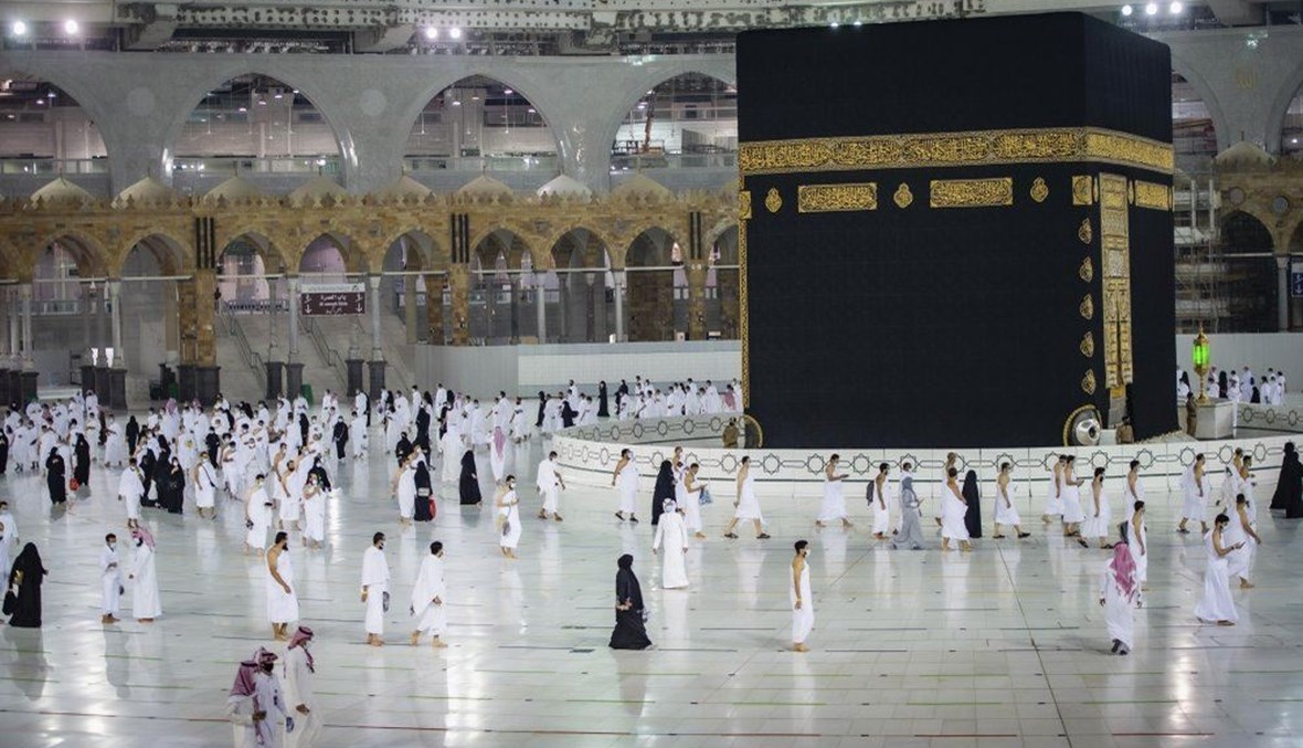 مسلمون خلال الصلاة حول الكعبة في مدينة مكة (4 ت1 2020، أ ب). 