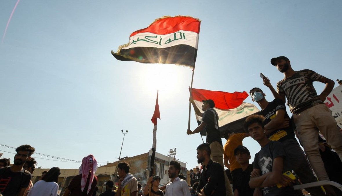 متظاهرون عراقيون خلال تجمع في ساحة الحبوبي بمدينة الناصرية جنوب العراق (28 ت1 2020، أ ف ب). 