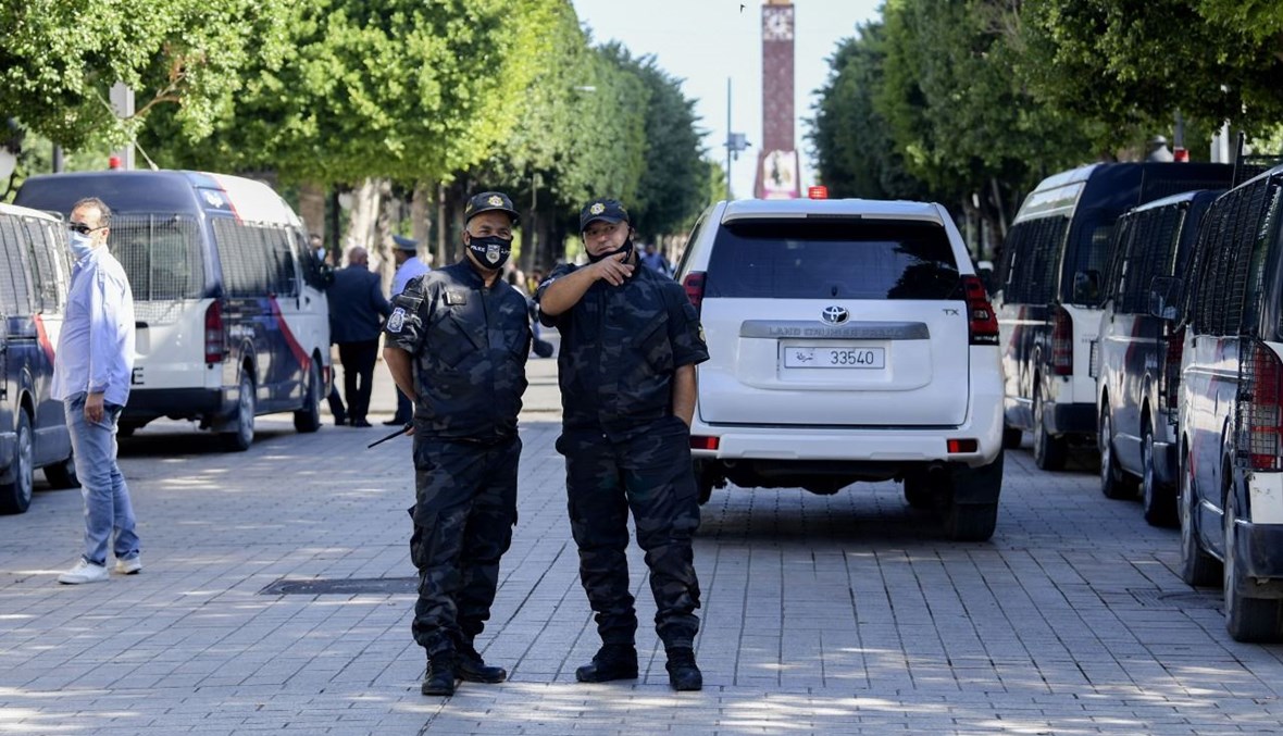 عناصر من قوات الأمن التونسية تمركزوا في شارع الحبيب بورقيبة بالعاصمة تونس، لمواكبة تدابير كورونا (29 ت1 2020، أ ف ب). 