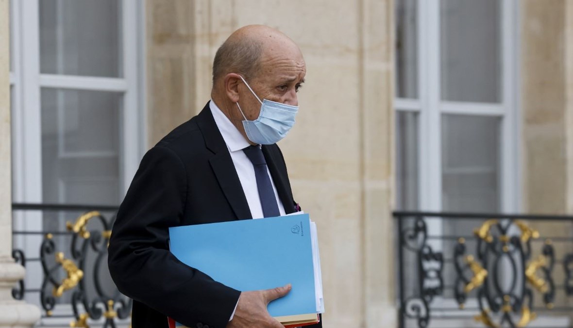 لودريان مغادرا قصر الإليزيه في باريس، بعد مشاركته في الاجتماع الأسبوعي لمجلس الوزراء (28 ت1 2020، أ ف ب). 