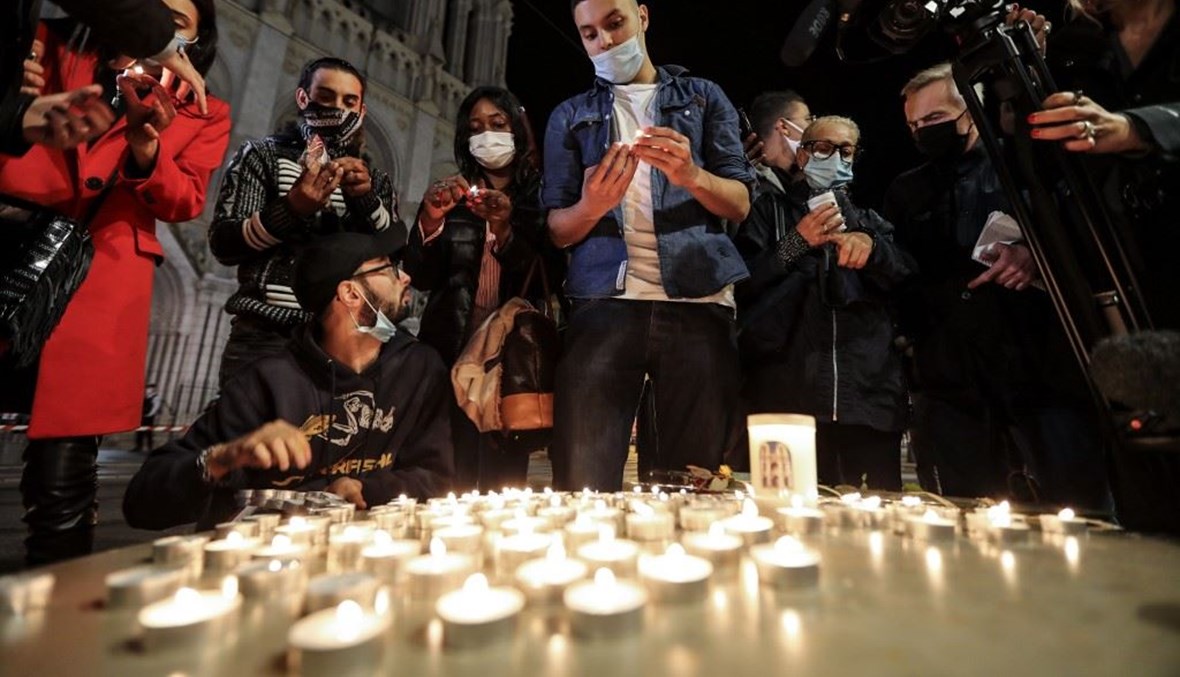 فرنسيون يصلون لضحايا جريمة نيس (ا ف ب)