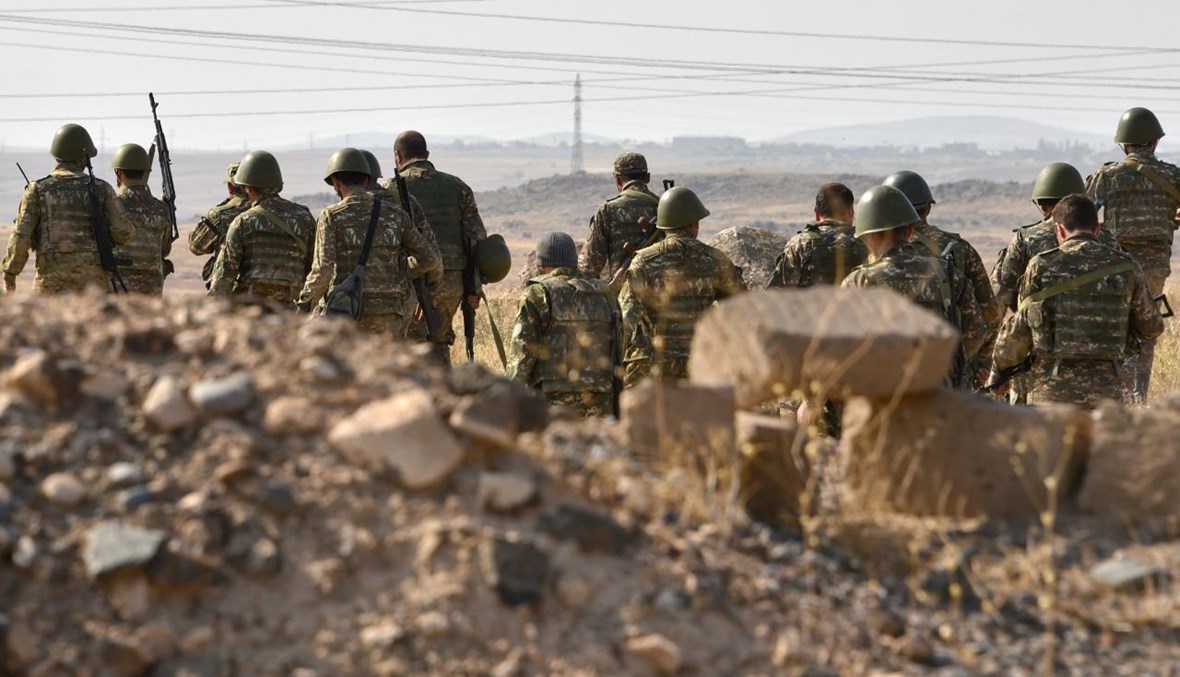جنود الاحتياط خلال تدريب عسكري في منطقة أرمافير بأرمينيا، قبل توجههم الى خط المواجهة في ناغورنو- كراباخ (27 ت1 2020، أ ف ب). 
