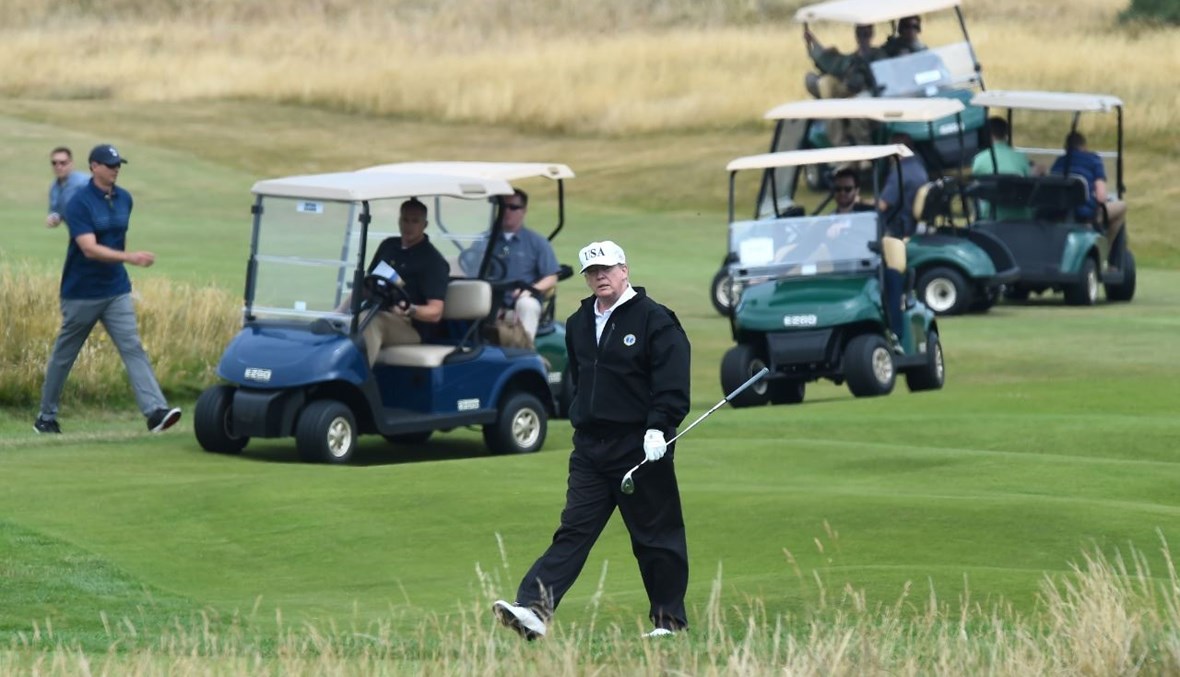 ترامب يلعب جولة من الغولف في منتجعه الفاخر في تورنبري جنوب غرب غلاسكو باسكتلندا (14 تموز 2018، أ ف ب). 