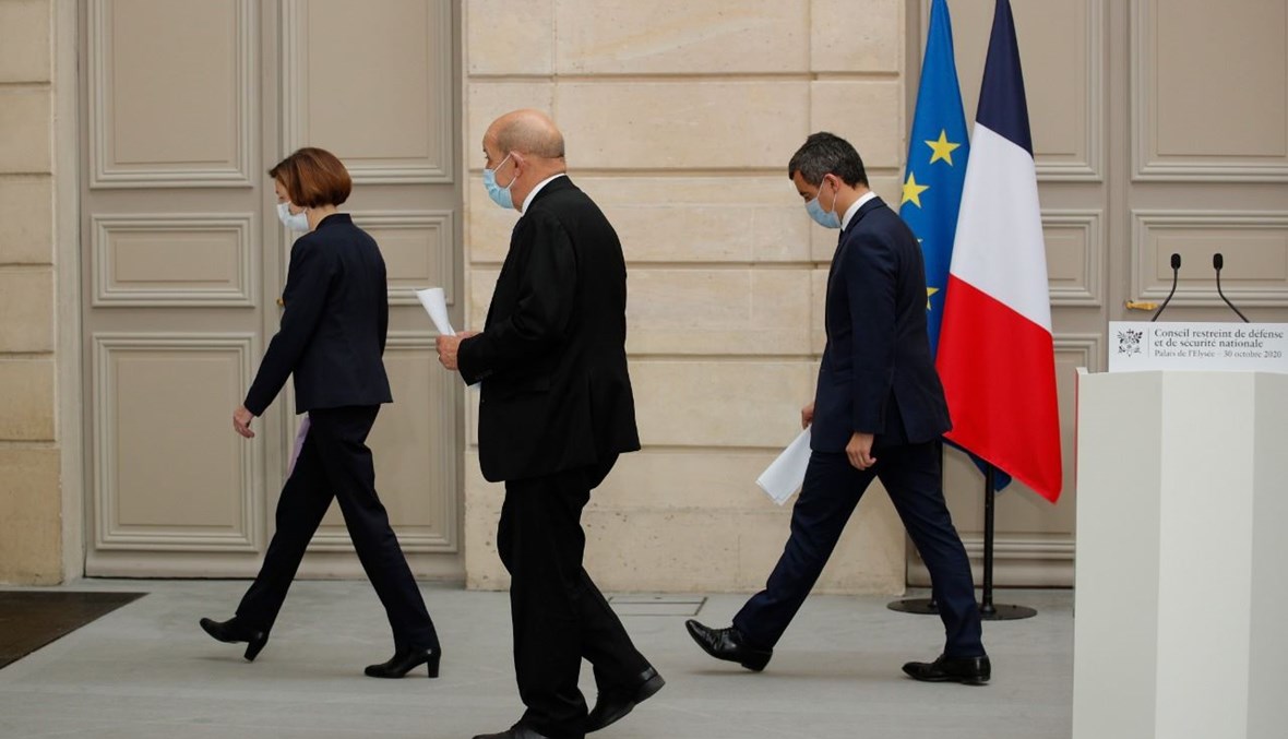 لودريان مغادرا برفقة وزيري الدفاع والداخلية عقب اجتماع مجلس الدفاع في قصر الإليزيه في باريس (30 ت1 2020، أ ف ب). 