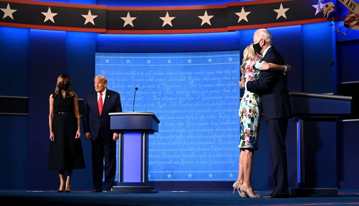 ترامب وبايدن مع زوجتيهما في نهاية المناظرة الرئاسية النهائية في ناشفيل بتينيسي (22 ت1 2020، أ ف ب). 