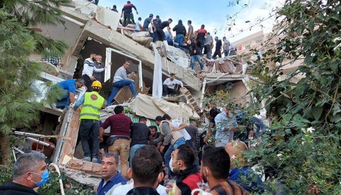 مبنى تهدم في ازمير بتركيا من جراء الزلزال (TRT WORLD).