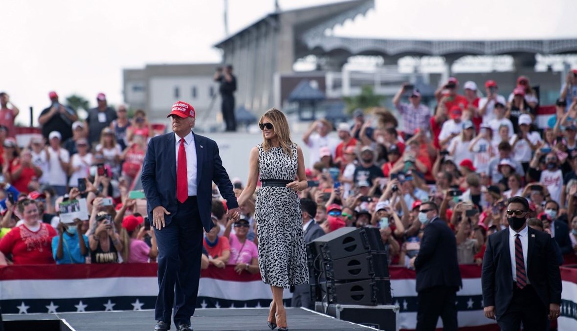 ترامب برفقة زوجته ميلانيا خلال تجمع انتخابي في تامبا بفلوريدا (29 ت1 2020، أ ف ب). 