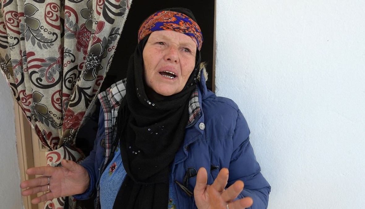 والدة منفذ هجوم نيس إبراهيم عيساوي خلال حديثها للصحافيين في منزل العائلة في مدينة صفاقس التونسية (30 ت1 2020، أ ف ب).