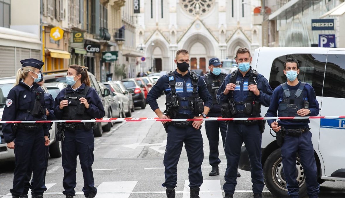 عناصر من الشرطة الفرنسية يمنعون الوصول إلى كنيسة نوتردام في نيس، بعد وقوع الهجوم (29 ت1 2020، أ ف ب). 