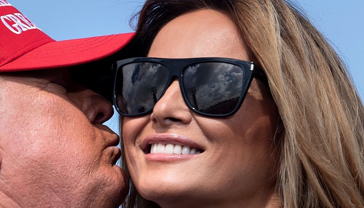 ترامب يقبل زوجته ميلانيا خلال تجمع انتخابي في تامبا بفلوريدا (29 ت1 2020، أ ف ب). 