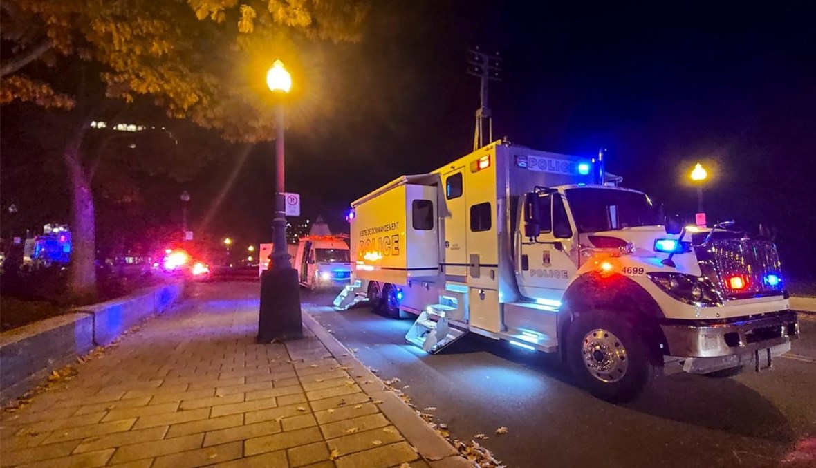 مركبة للشرطة توقفت بالقرب من مبنى الجمعية الوطنية لكيبيك في كيبيك، بعد وقوع الهجوم (1 ت2 2020، أ ف ب). 