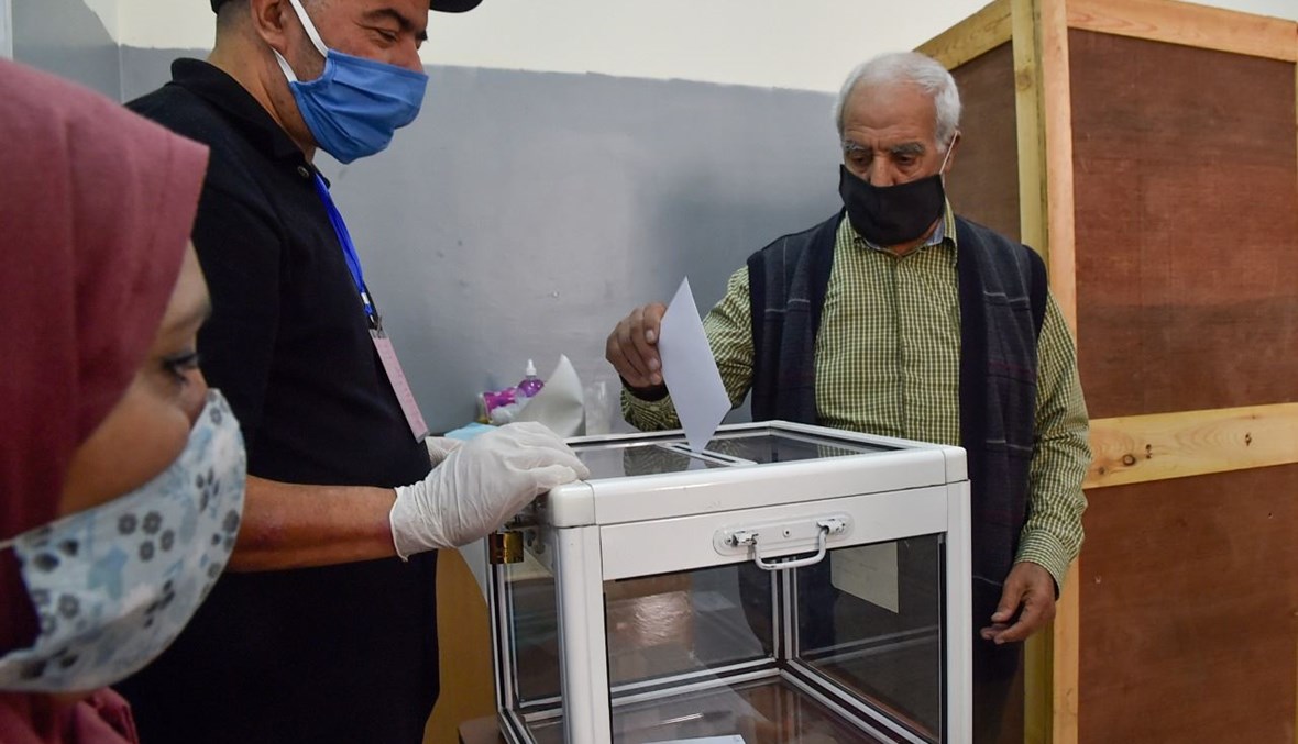 رجل يدلي بصوته في مركز اقتراع في العاصمة الجزائر (1 ت2 2020، أ ف ب). 