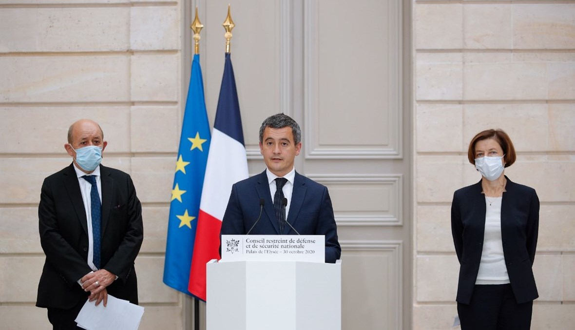 دارمانان متكلما خلال مؤتمر صحافي مشترك مع لودريان وبارلي في قصر الإليزيه في باريس (30 ت1 2020، أ ف ب). 