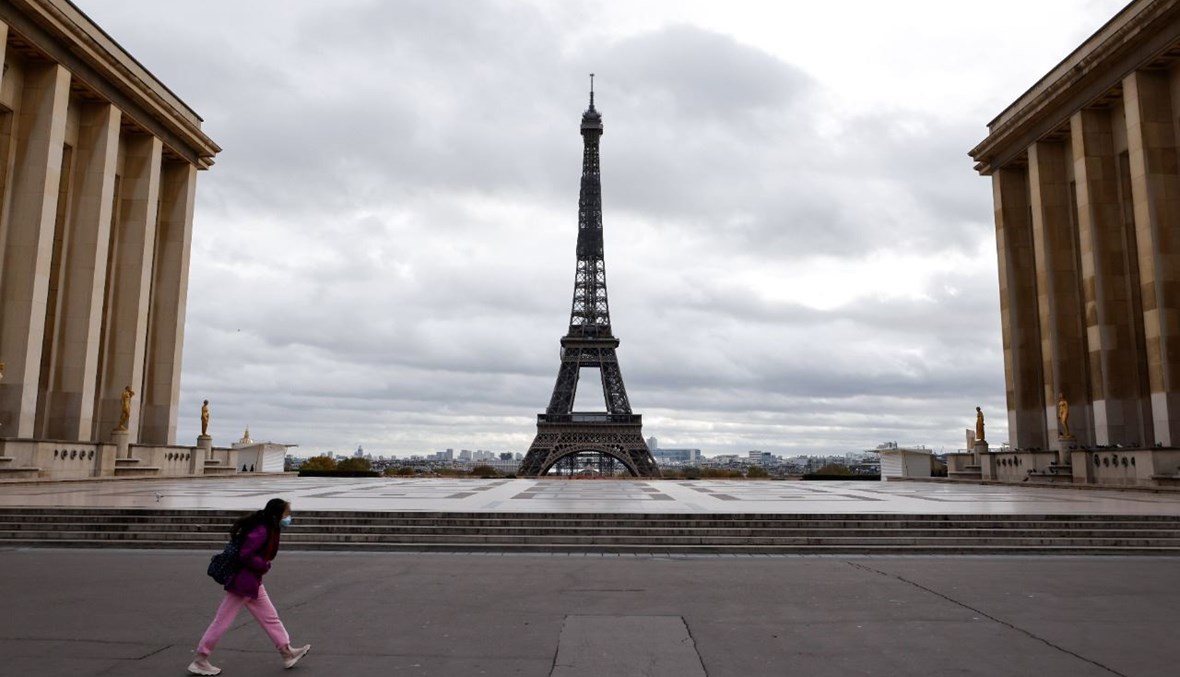 طفل حاملا على ظهره حقيبة ظهر يعبر ميدان تروكاديرو في باريس (2 ت2 2020، أ ف ب). 