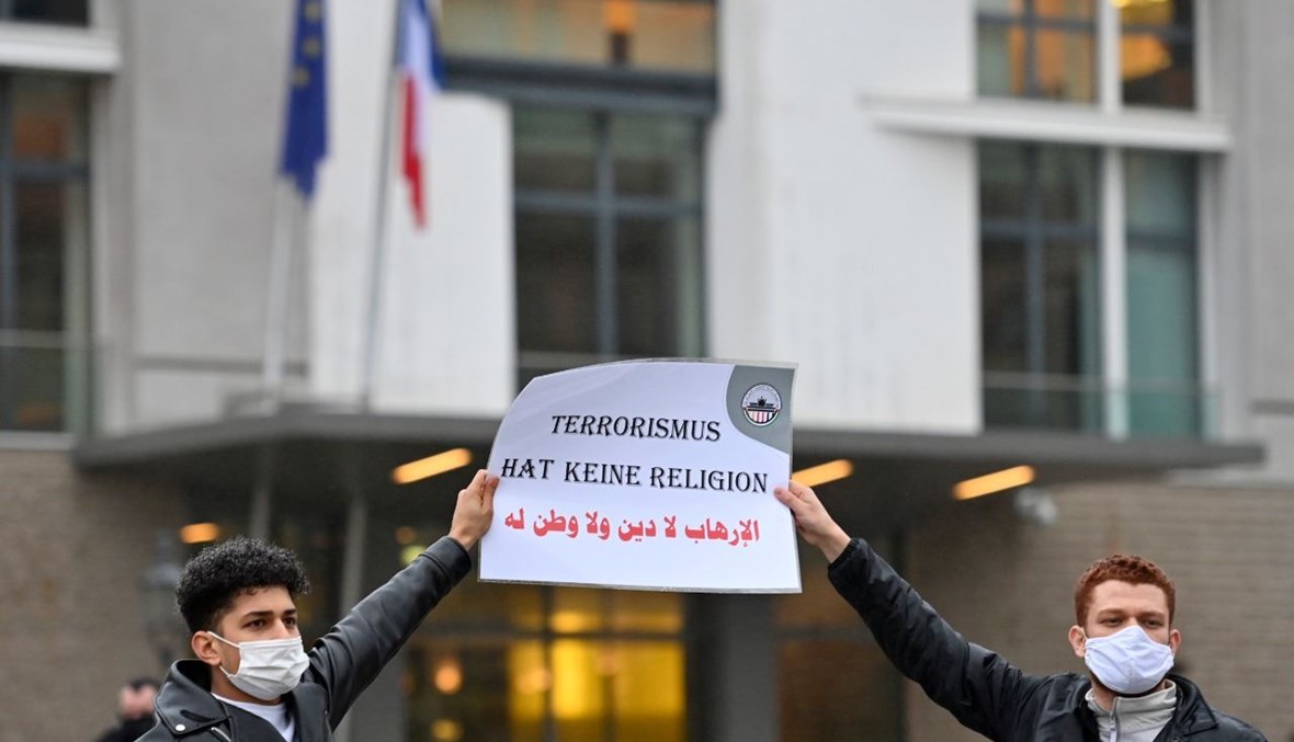 متظاهرون تجمعوا أمام السفارة الفرنسية في برلين، للتنديد بالرسوم الكاريكاتورية المسيئة للنبي محمد (30 ت1 2020، أ ف ب). 