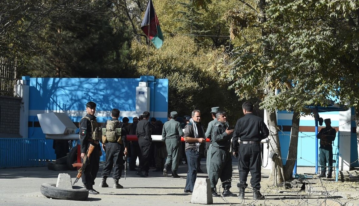 عناصر من الشرطة الافغانية وقفوا عند مدخل جامعة كابول في كابول (2 ت2 2020، أ ف ب). 