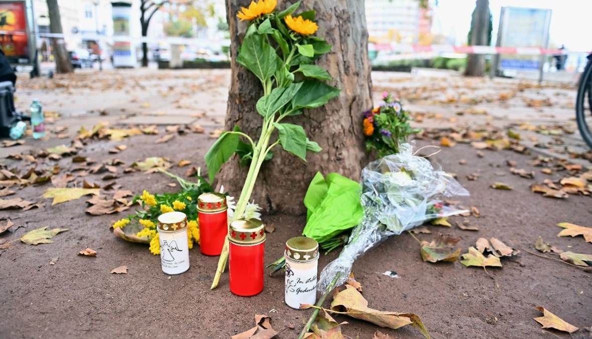 زهور وشموع وضعت في موقع هجوم في ساحة شويدين في فيينا   (3 ت2 2020، أ ف ب). 