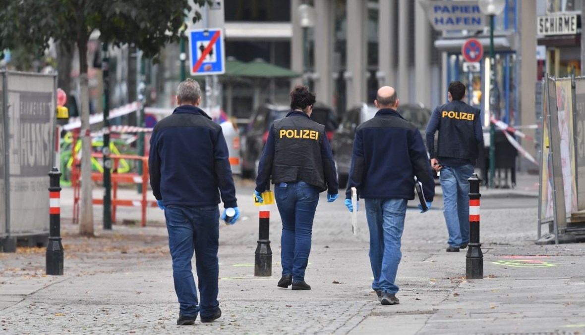 محققون يعملون في موقع هجوم في فيينا (3 ت2 2020، أ ف ب). 