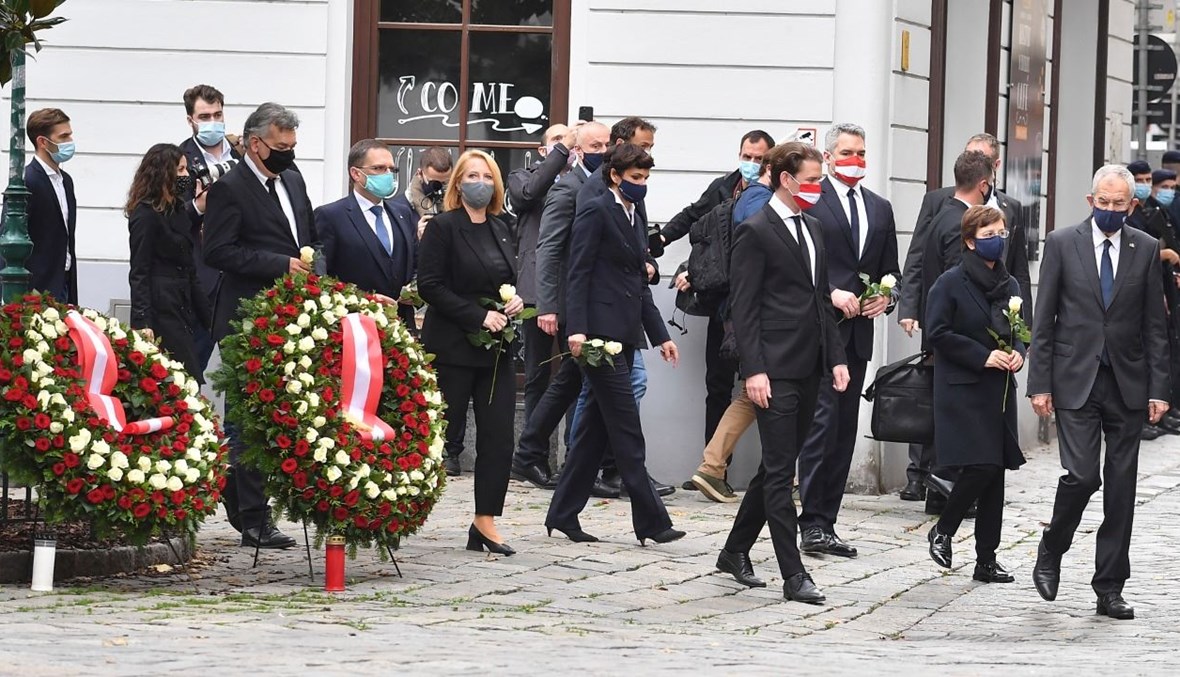 الرئيس النمسوي ألكسندر فان دير بيلن والمستشار كورتز لدى وصولهما الى مراسم تكريم الضحايا في فيينا (3 ت2 2020، أ ف ب). 