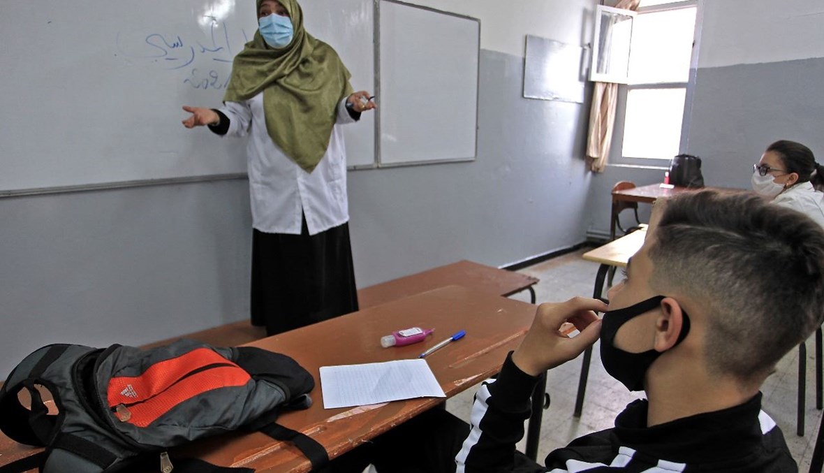طلاب يحضرون الصف في احدى المدارس في العاصمة الجزائر (4 ت2 2020، أ ف ب).