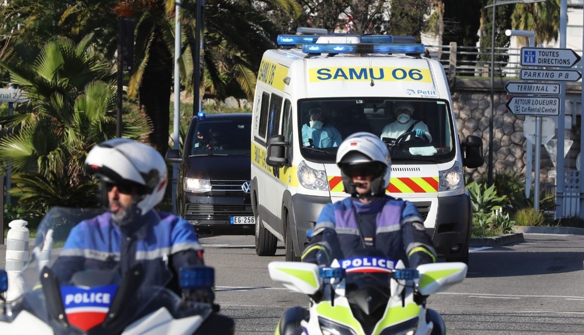 سيارة إسعاف يُعتقد أنها تقل عويساوي، في نيس جنوب فرنسا، وذلك قبل نقله الى باريس (6 ت2 2020، أ ف ب). 