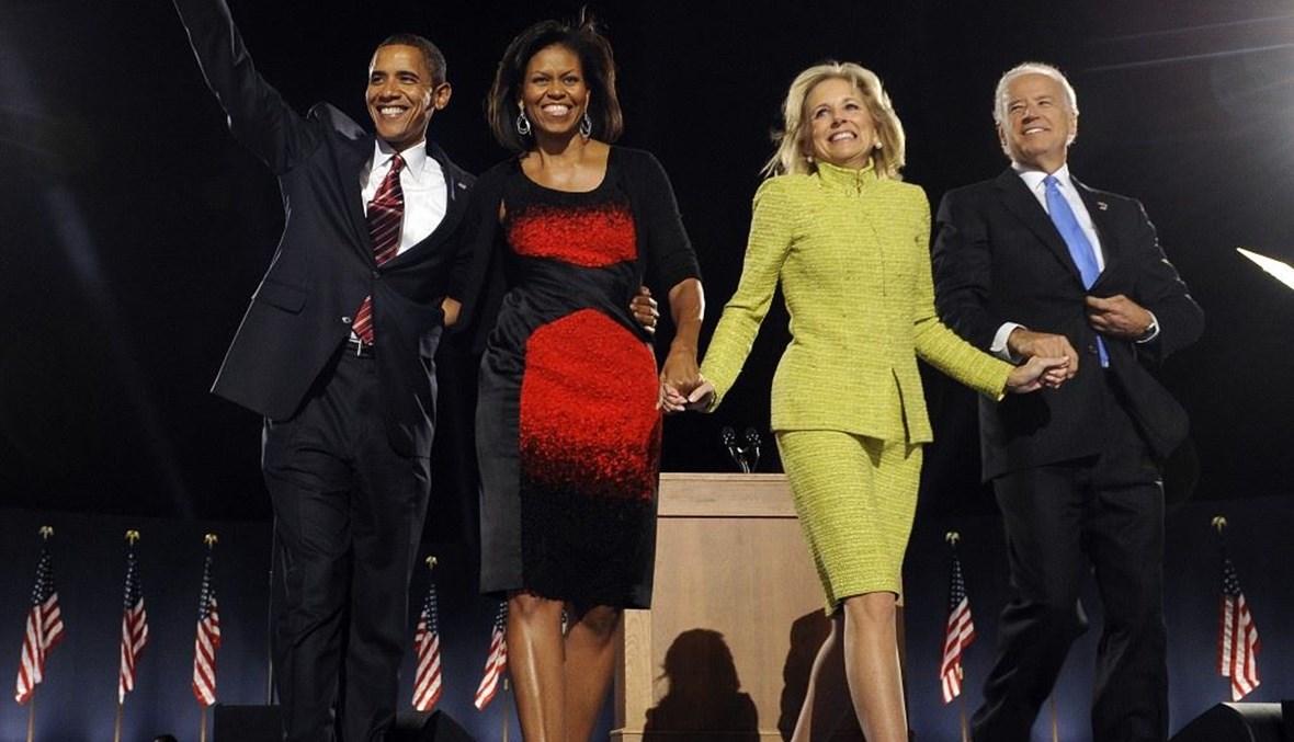 صورة تجمع أوباما وزوجته مع بايدن وزوجته (أ ف ب).