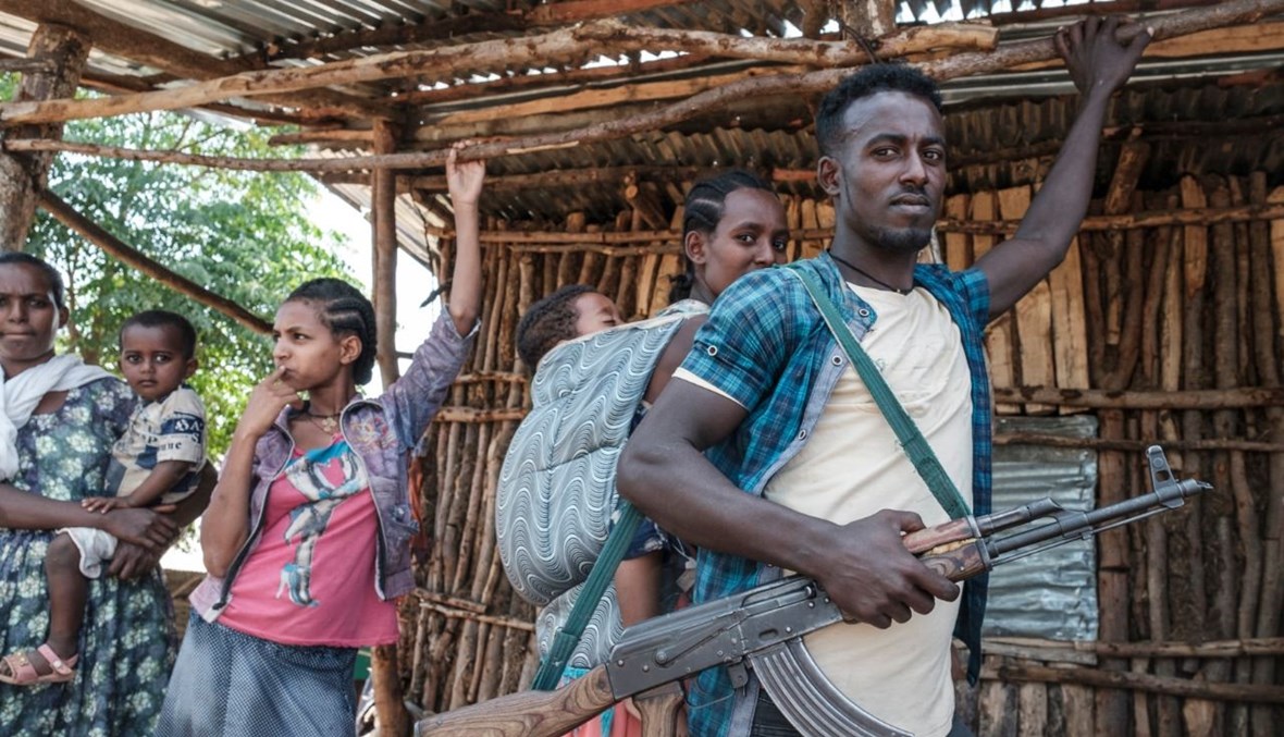 عنصر من ميليشيات في منطقة أمهرة الإثيوبية يحمل سلاحه في بلدة موسيبامب على بعد 44 كم شمال غرب غوندار (7 ت2 2020، أ ف ب). 