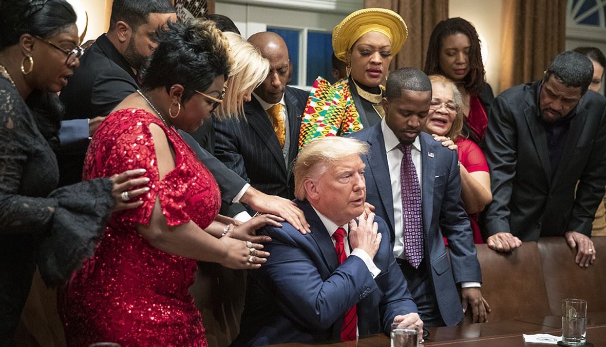 الرئيس الأميركي دونالد ترامب يتلو صلاة مع مجموعة من الأميركيين-الأفارقة، شباط 2020 - "أ ب"