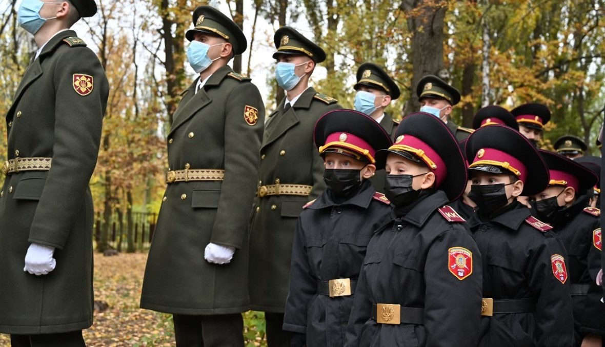 طلاب أوكرانيون صغار في مدرسة داخلية عسكرية في كييف خلال مشاركتهم في احتفال (6 ت2 2020، أ ف ب). 