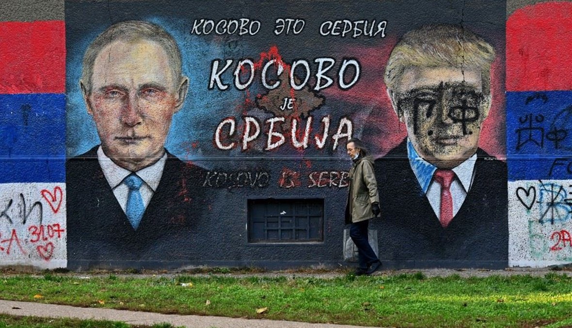جدارية في روسيا لصورتي بوتين وترامب (أ ف ب).