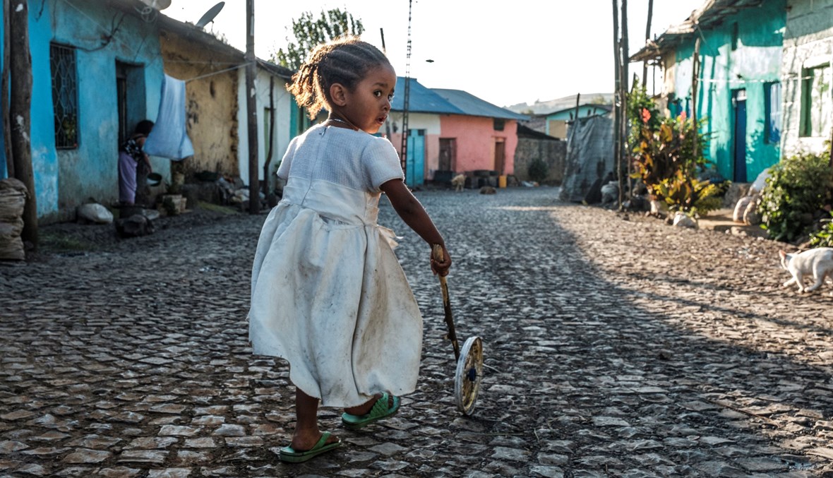 طفلة إثيوبية في أحد أحياء غوندار (أ ف ب).