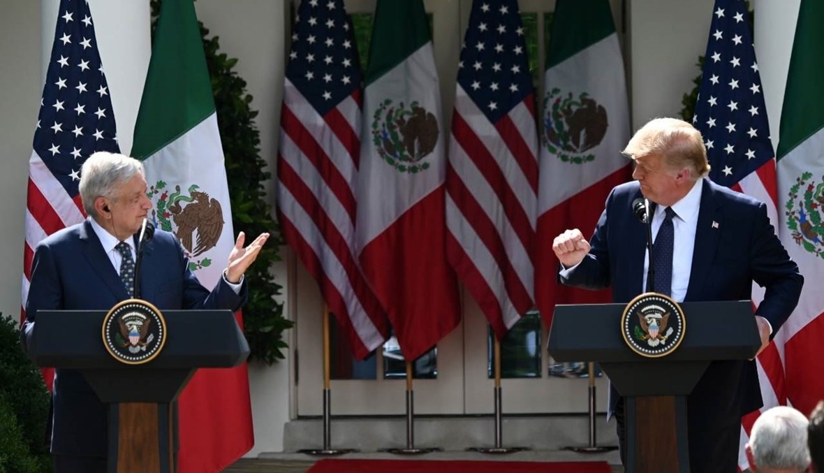 الرئبس المكسيكي إلى جانب ترامب (أ ف ب).