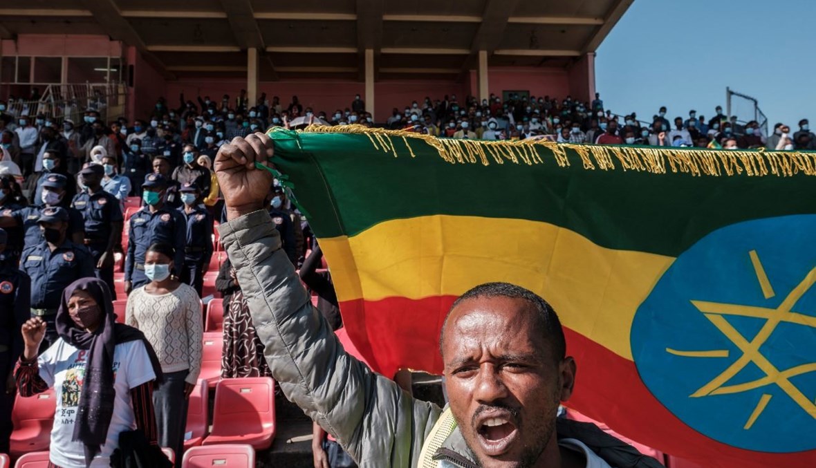 رجل يحمل العلم الإثيوبي خلال حملة تبرع بالدم في أديس أبابا (12 ت2 2020، أ ف ب). 