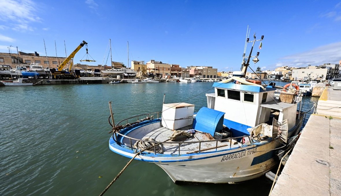 صورة تعبيرية-  قارب صيد في ميناء عند مصب نهر مازارو ببلدية مازارا ديل فالو التابعة لولاية تراباني في صقلية، على بعد أقل من 200 كلم من الساحل التونسي في شمال إفريقيا (26 ت1 2020، أ ف ب). 