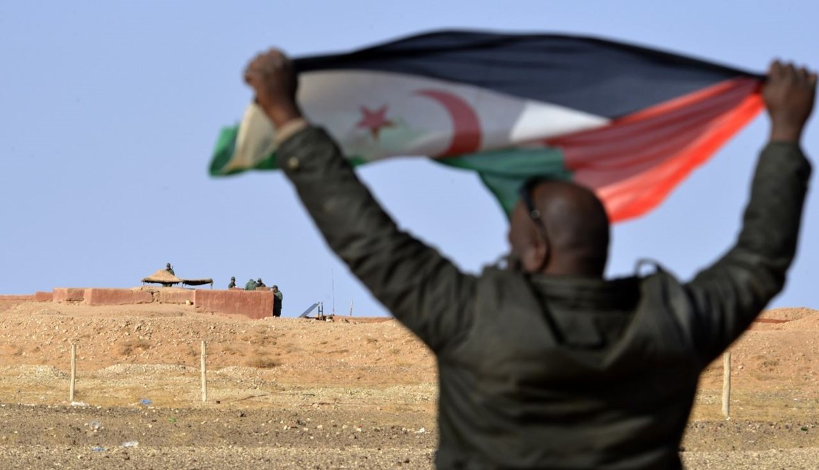 رجل صحراوي يرفع علم جبهة البوليساريو في منطقة المحبس في الصحراء الغربية التي تسيطر عليها البوليساريو (3 شباط 2017، أ ف ب).