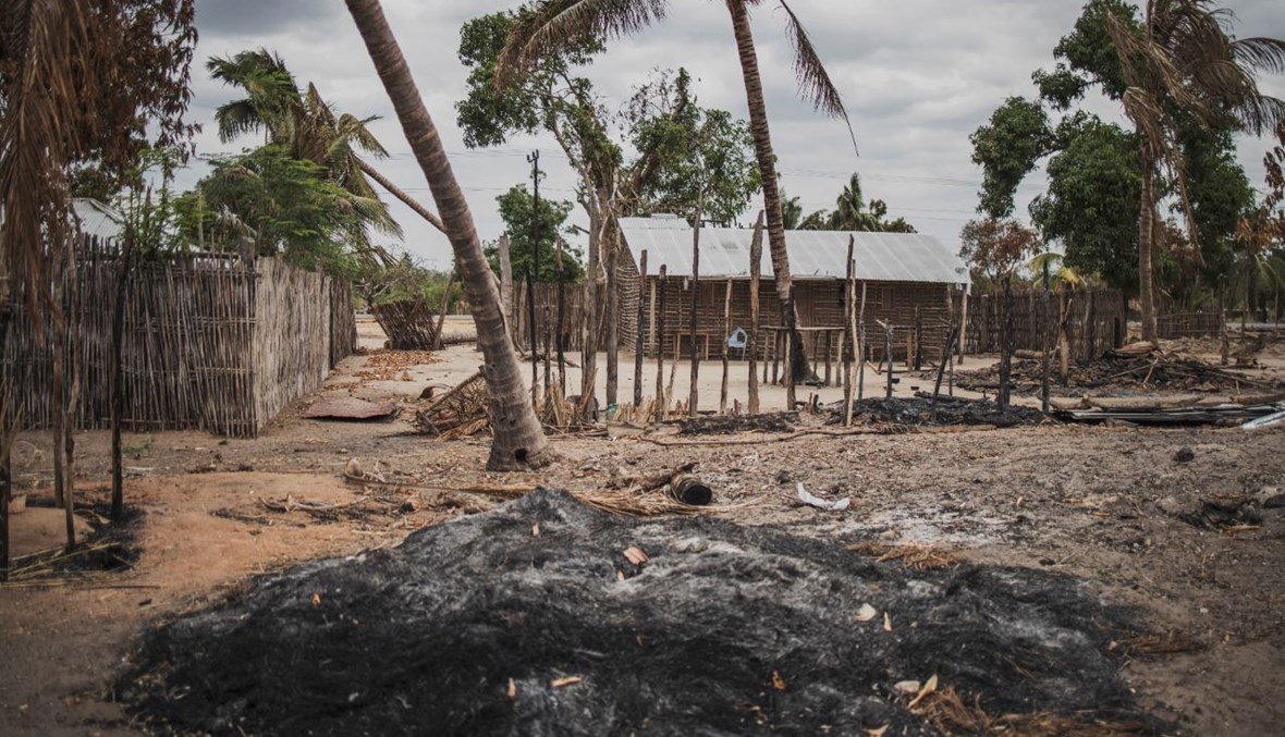 آثار هجوم تعرضت له قرية ألديا دا باز خارج ماكوميا (24 آب 2020، أ ف ب). 