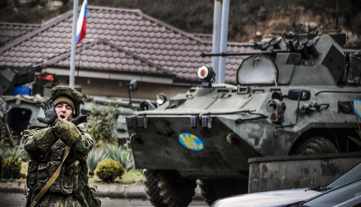 جندي روسي يصرخ "لا صور" عند نقطة تفتيش خارج مدينة ستيباناكيرت (13 ت2 2020، أ ف ب). 