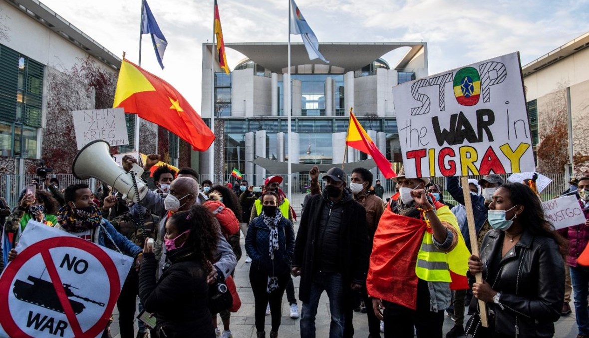 مؤيدون للتيغراي يتظاهرون أمام المستشارية في برلين (12 ت2 2020، أ ف ب). 