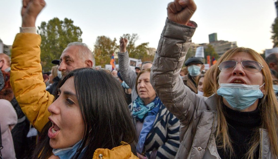 متظاهرون يهتفون خلال احتجاج في يريفان على اتفاق السلام مع أذربيجان (13 ت2 2020، أ ف ب). 