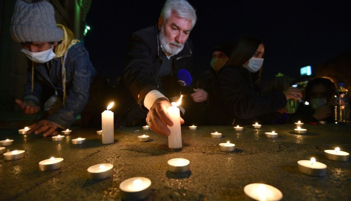 إضاءة شموع عن روح الضحايا في أرمينيا (أ ف ب). 
