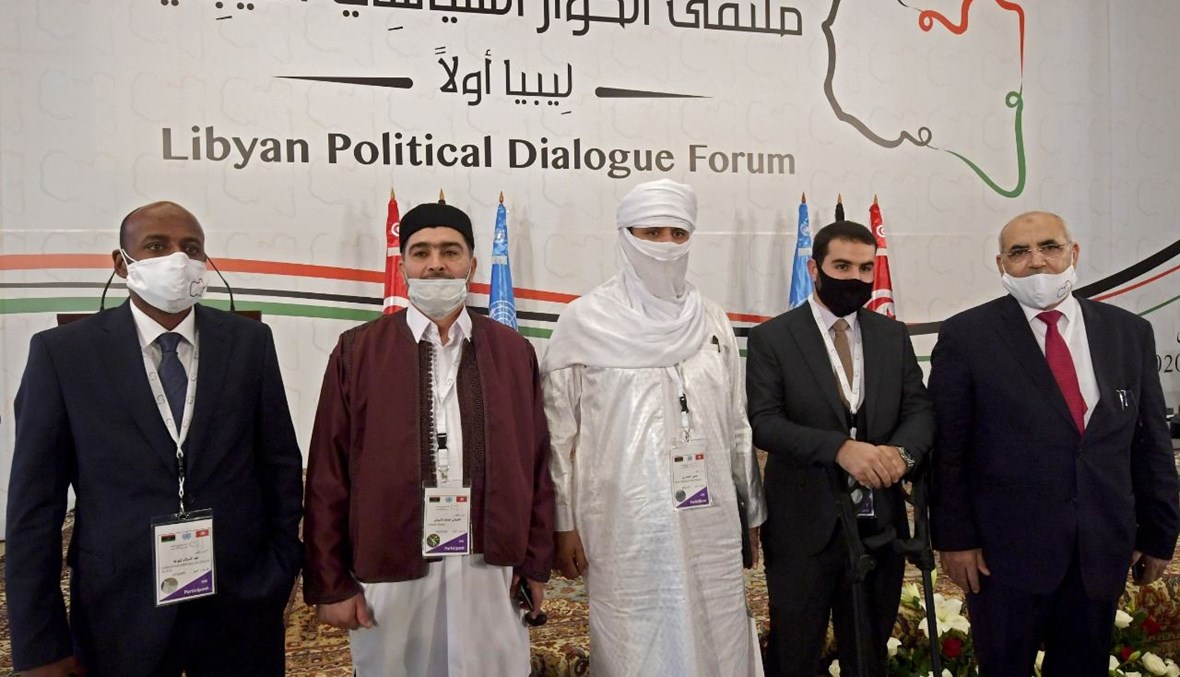 مندوبون ليبيون خلال افتتاح ملتقى الحوار السياسي الليبي في تونس (9 ت2 2020، أ ف ب). 