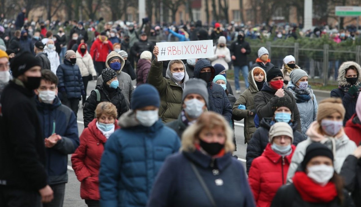 أنصار المعارضة البيلاروسية يتظاهرون في مينسك (15 ت2 2020، أ ف ب). 
