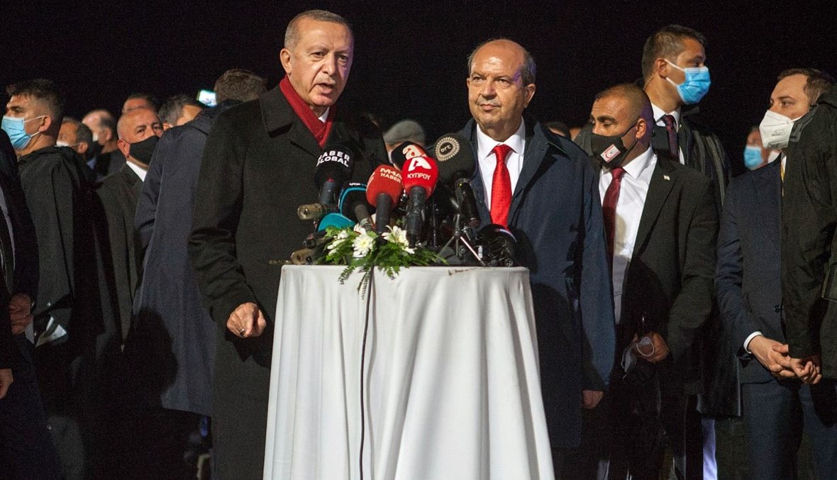 إردوغان وتتار خلال مؤتمر صحافي مشترك في مدينة فاروشا في شمال جزيرة قبرص (15 ت2 2020، أ ف ب). 