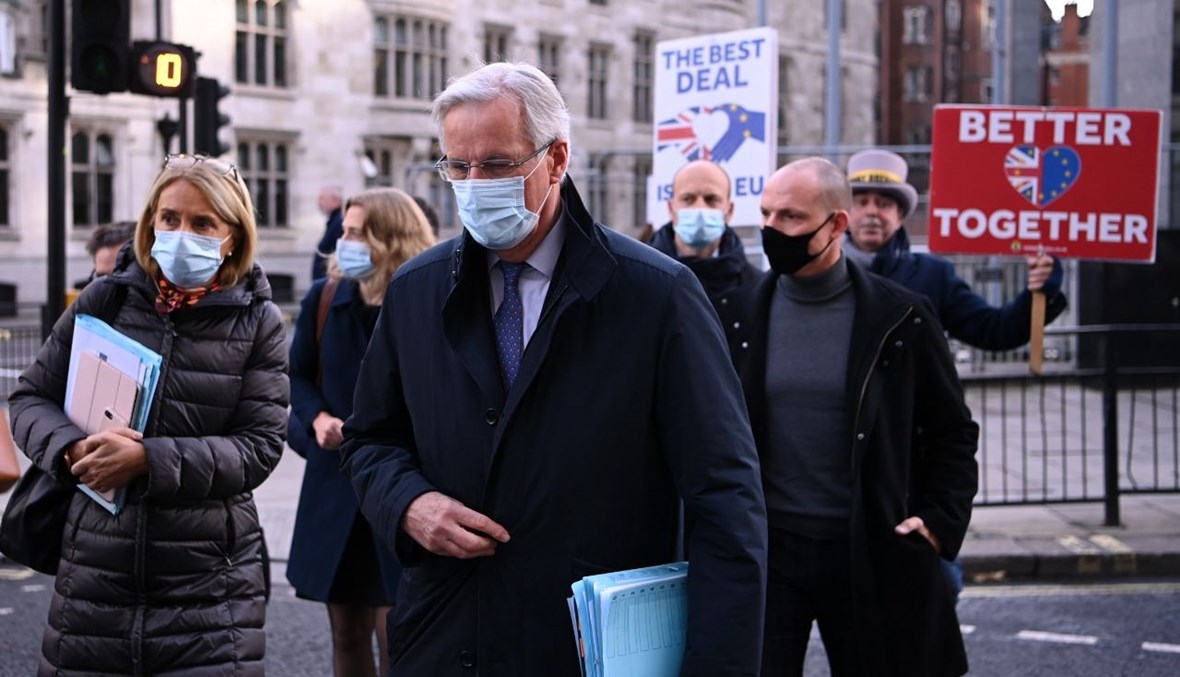 بارنييه يتبعه نشطاء مناهضون لبريكست في الشارع في لندن مع استمرار المحادثات (13 ت2 2020، أ ف ب). 