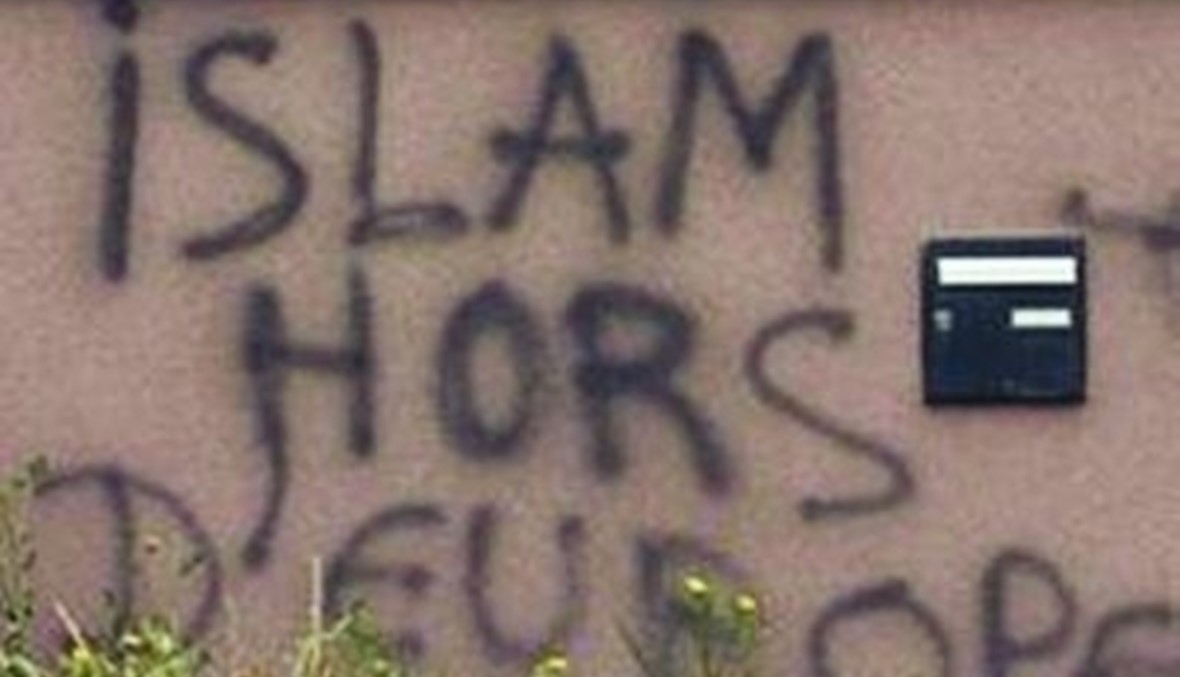 ماذا رُسم على جدران مساجد في فرنسا؟  \r\n